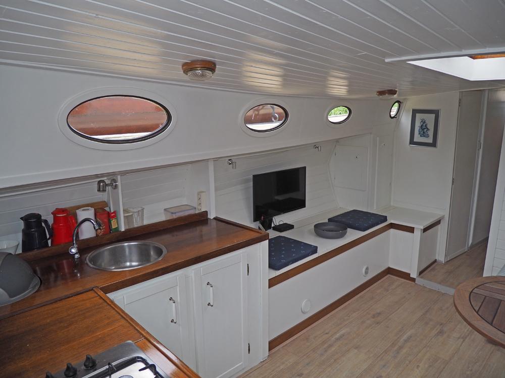 Saloon, Accommodation